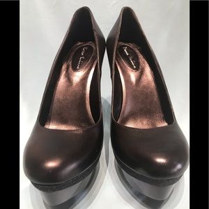 Rosso Rubino black round toe pump with detail